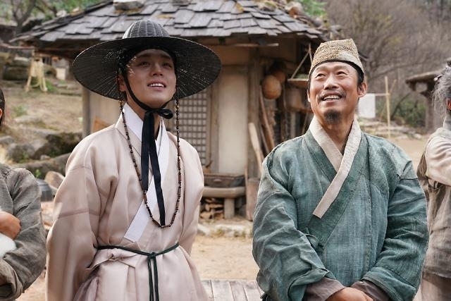 "The King's Warden," starring Park Ji-hoon (left) and Yoo Hae-jin (Showbox)
