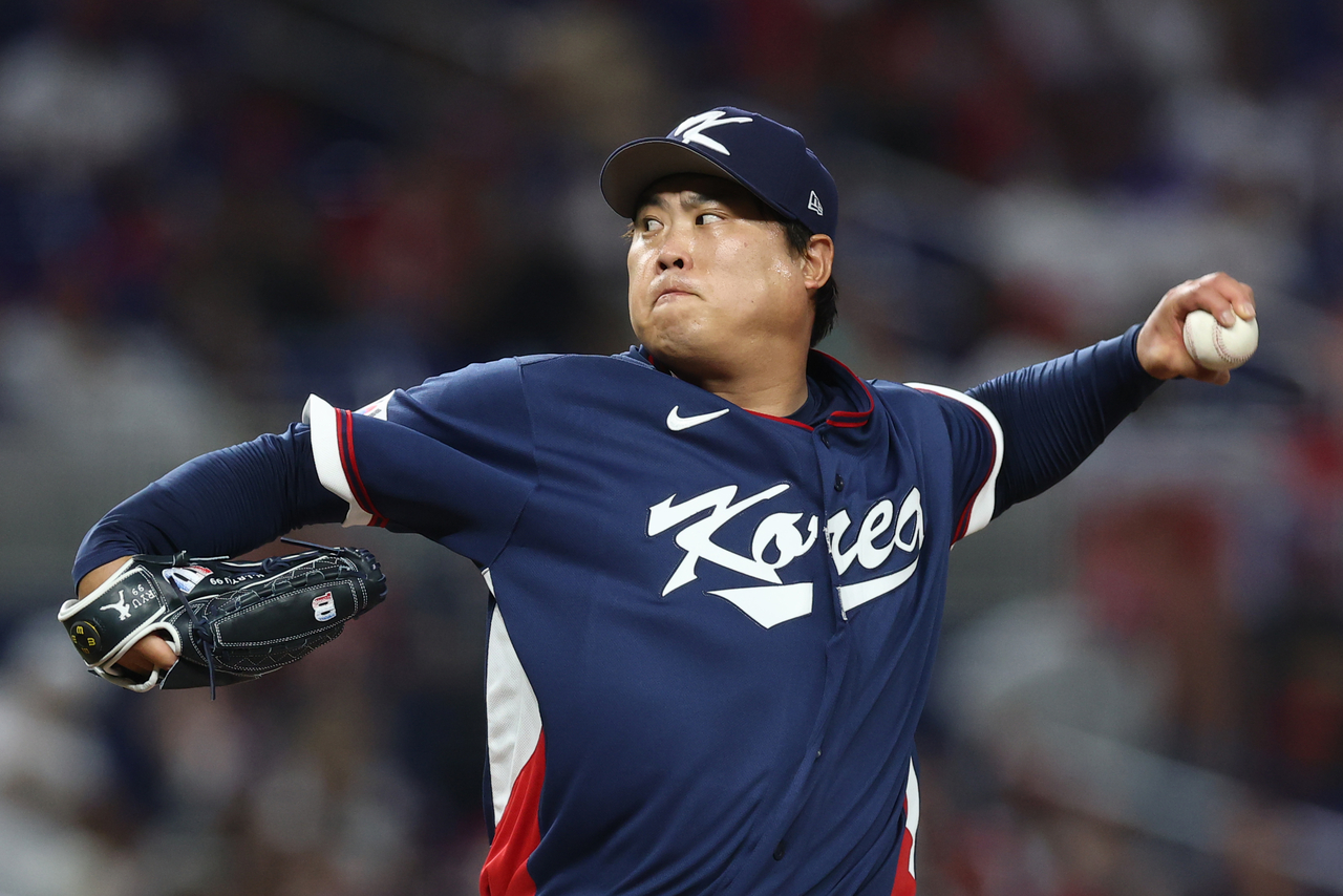 South Korean starter Ryu Hyun-jin pitches against the Dominican Republic in the quarterfinals of the World Baseball Classic at loanDepot park in Miami on Friday. (Yonhap)